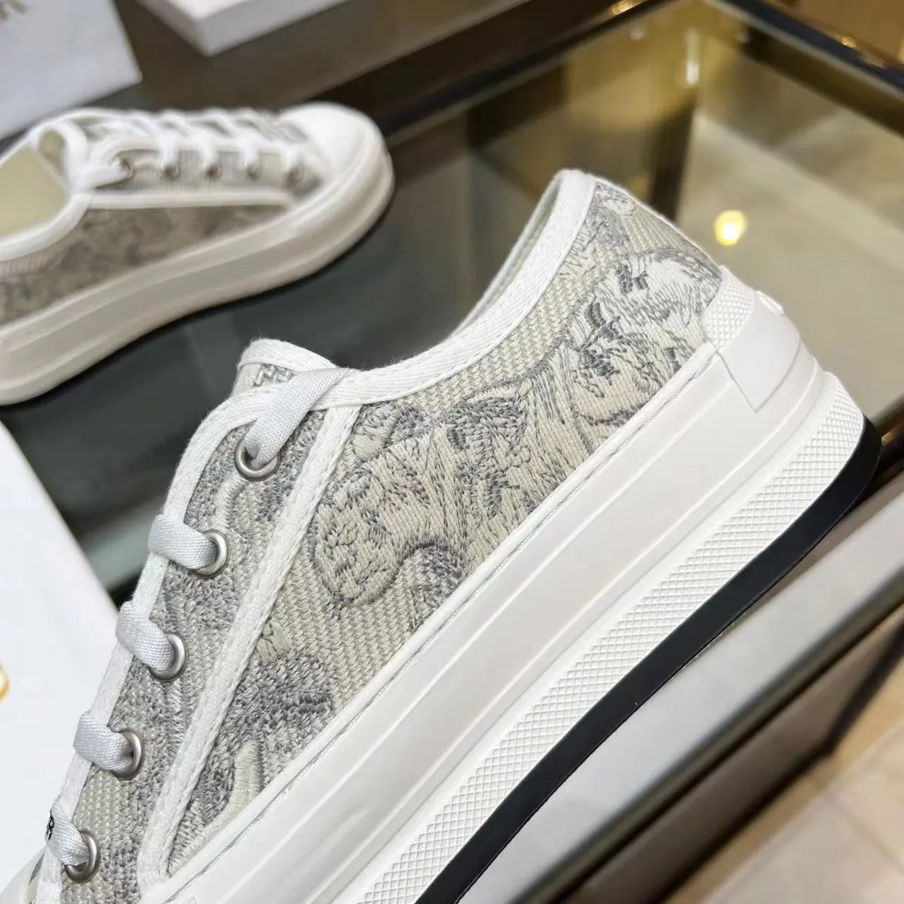 👟👟Ex-factory price 520👟👟 Walk‘n’Dior embroidered mid-top casual shoes are new in 2025. On the fashion stage, Dior embroidered shoes are the well-deserved protagonist. Delicate stitching is used on the upper, every stitch is devoted to the craftsman's efforts, and every thread is woven with artistic poetry. From complex floral patterns to smart geometric textures, embroidery is like the magic that gives shoes life, allowing them to show dynamic beauty even in static conditions.   Wearing Dior embroidered shoes feels like stepping into a dream world full of art. It is not only a pair of shoes, but also a walking piece of art that perfectly integrates fashion and culture. Whether you are strolling on the bustling city streets or attending important social occasions, Dior embroidered shoes can add unique charm to your style and become the focus of everyone's attention.   Choosing Dior embroidered shoes means choosing a persistent pursuit of quality and a unique understanding of fashion. Let it accompany you through every wonderful moment and leave your own fashion mark.  Material: Sheepskin lining, feet, silk cowhide, size 35-41, heel height 5cm